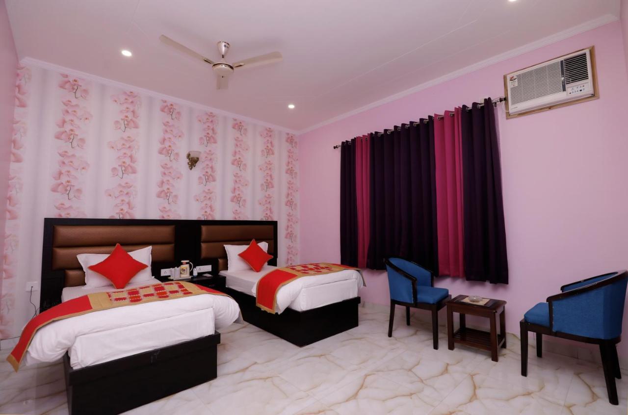 The Park Presidency Hotel Барейли Екстериор снимка