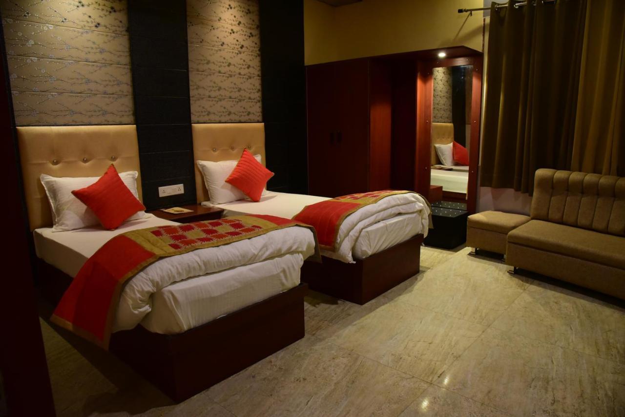 The Park Presidency Hotel Барейли Екстериор снимка