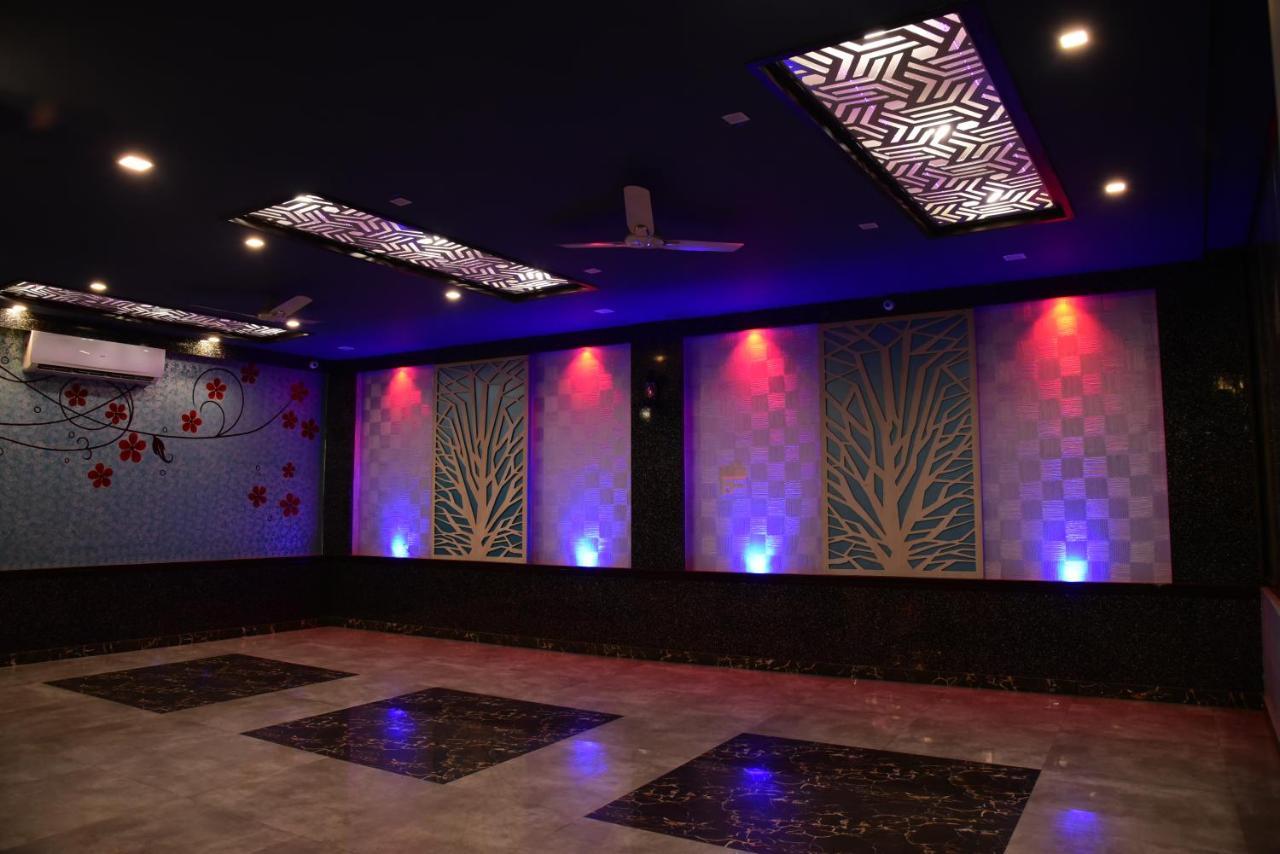 The Park Presidency Hotel Барейли Екстериор снимка