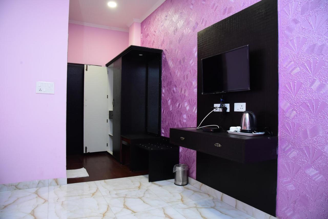 The Park Presidency Hotel Барейли Екстериор снимка
