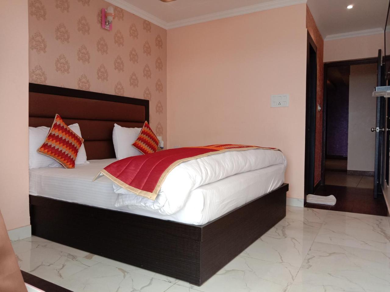 The Park Presidency Hotel Барейли Екстериор снимка