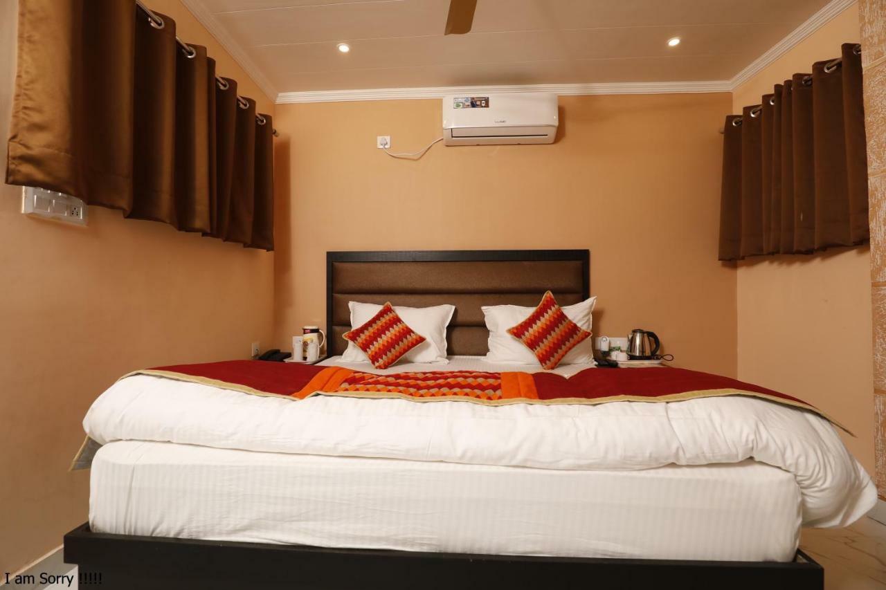 The Park Presidency Hotel Барейли Екстериор снимка