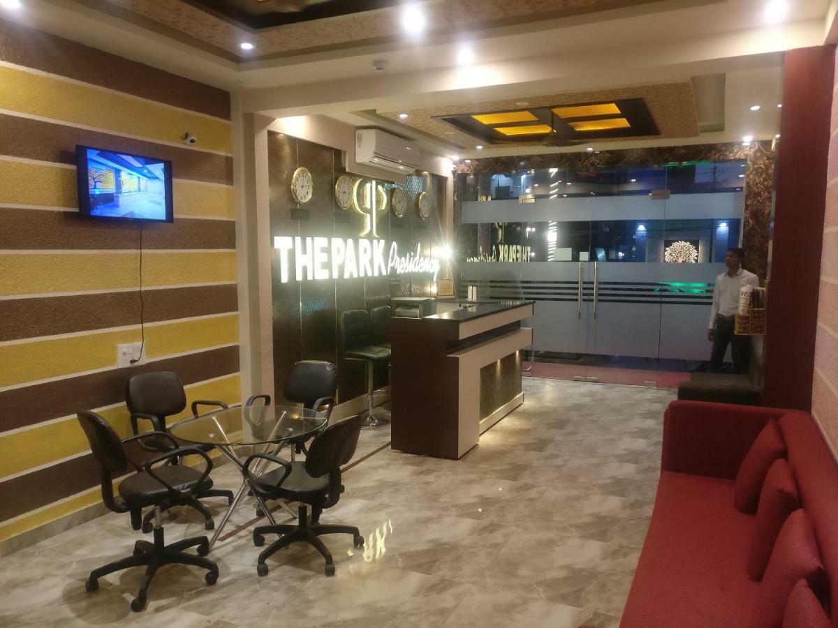 The Park Presidency Hotel Барейли Екстериор снимка